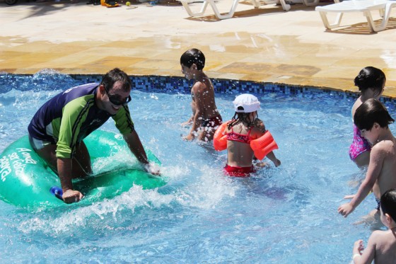 Um dos nossos Beach Friends brincando na piscina do Acqua Resort.