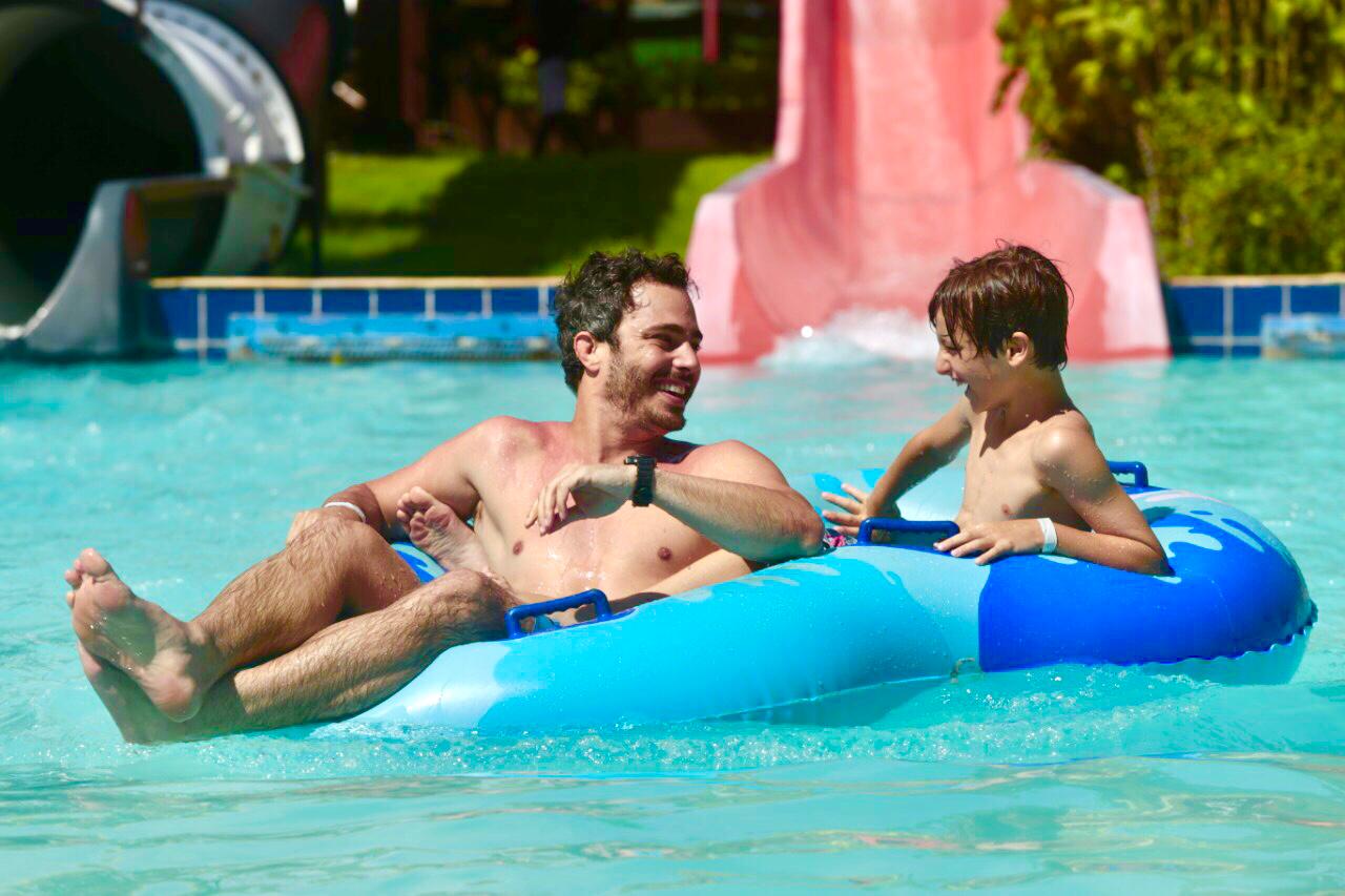 Thiago Rodrigues se diverte no Beach Park com seu filho
